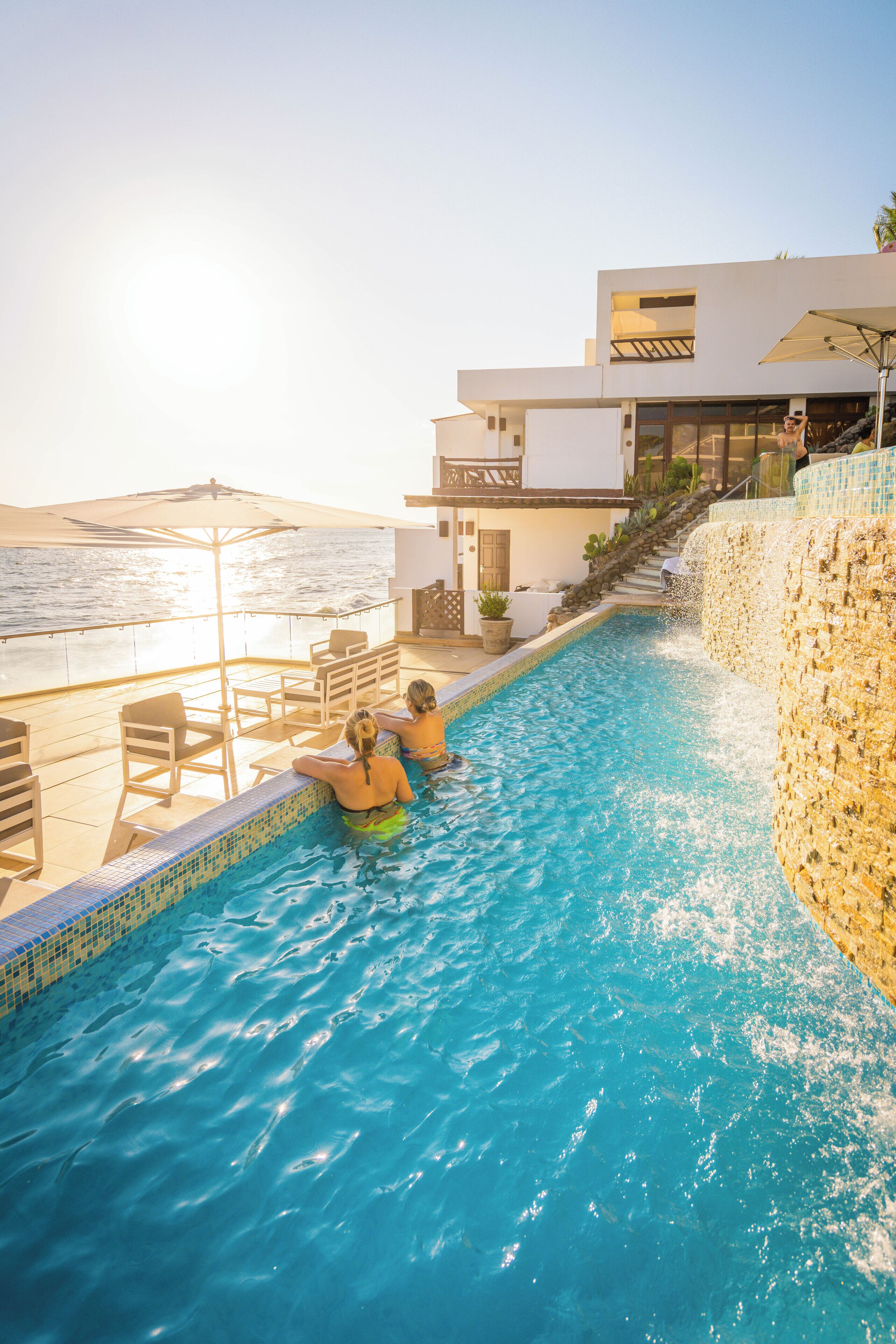 4 outdoor pools, an infinity pool, pool umbrellas, sun loungers