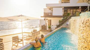 4 outdoor pools, an infinity pool, pool umbrellas, pool loungers