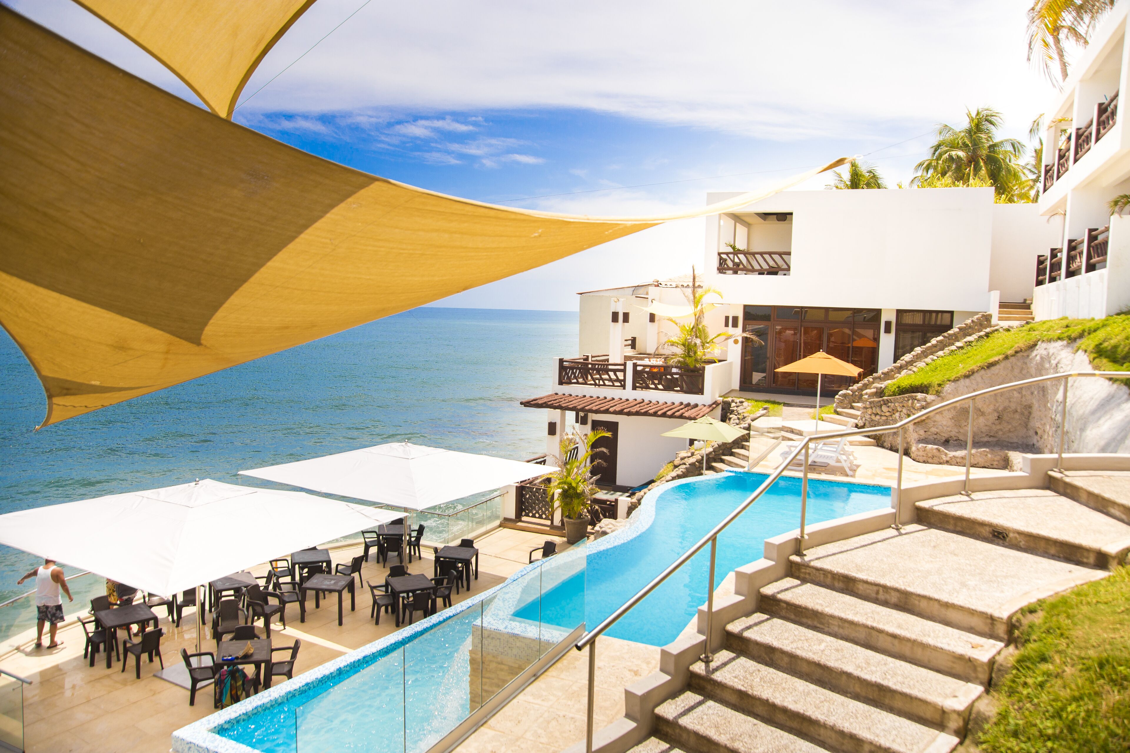 4 piscines extérieures, piscine à débordement, parasols de plage