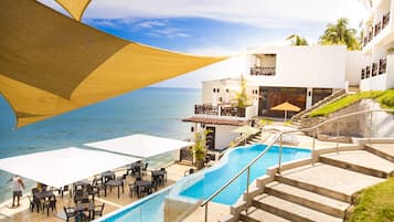4 piscines extérieures, piscine à débordement, parasols de plage