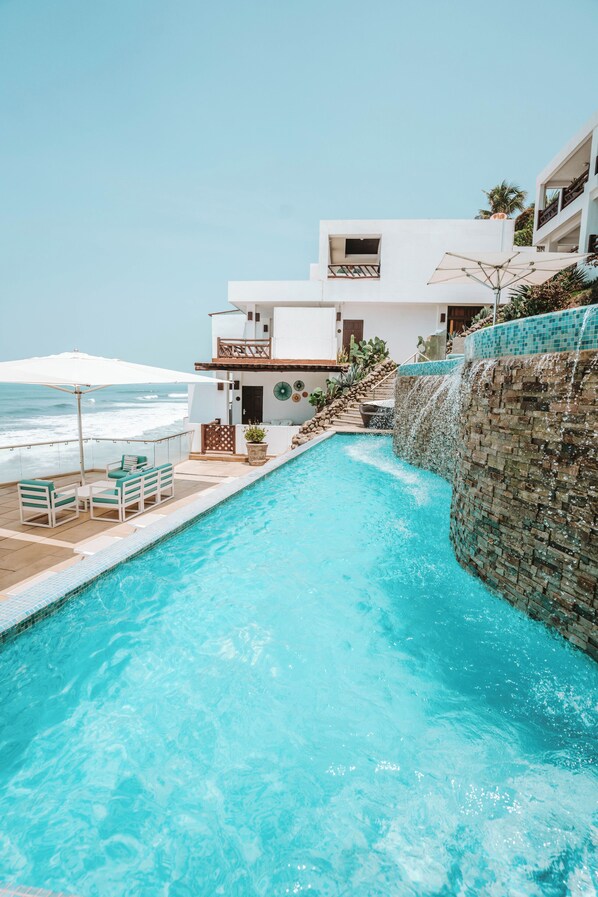 4 outdoor pools, an infinity pool, pool umbrellas, sun loungers