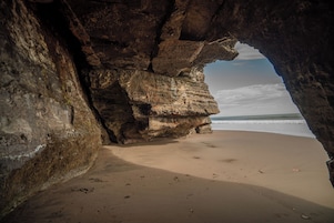Praia particular, areia preta, espreguiçadeiras, toalhas de praia