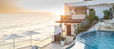 4 albercas al aire libre, alberca infinita y sombrillas en la alberca