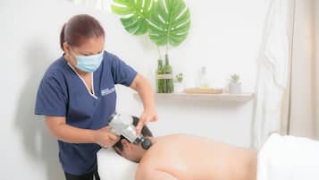 Bastu, kroppsbehandlingar, massage med varma stenar och djupmassage