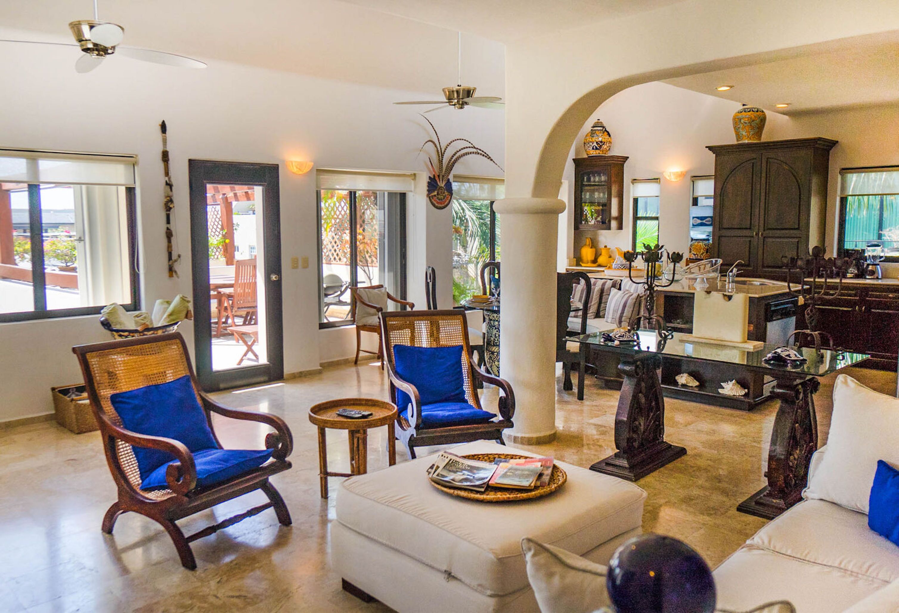 Penthouse, 2 habitaciones | Área de sala de estar | Televisión de pantalla plana 