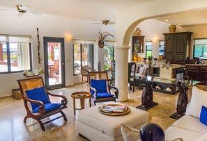 Penthouse, 2 chambres | Coin séjour | Télévision à écran plat