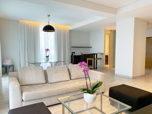 ENCLAVE OCEANVIEW GOVERNOR STE 1KG W/JET TUB | Woonruimte | Een lcd-televisie, een tafeltennistafel, speelgoed en boeken