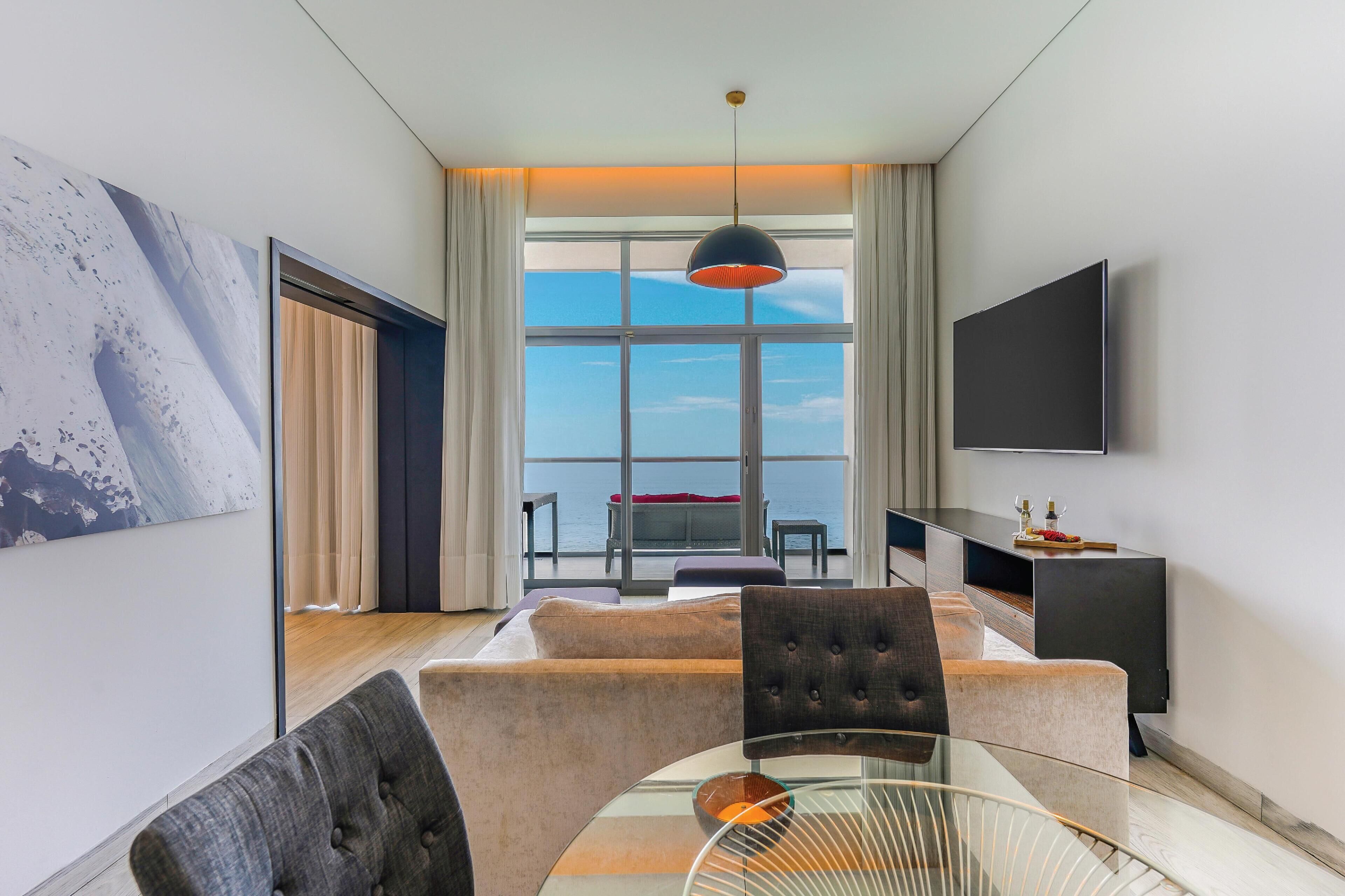 ENCLAVE OCEAN FRONT MASTER SUITE - KING BED | Living area