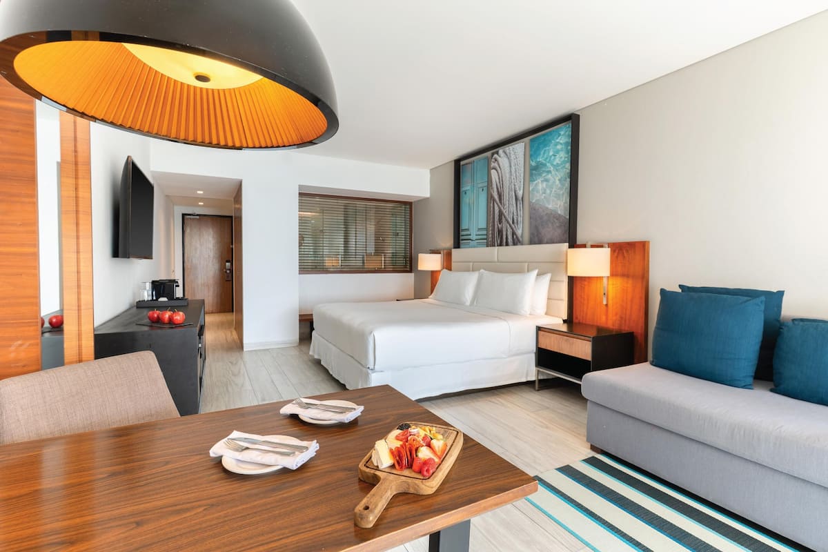 Habitación estándar, 1 cama King size | Área de sala de estar | Televisión LCD, tenis de mesa, juguetes y libros