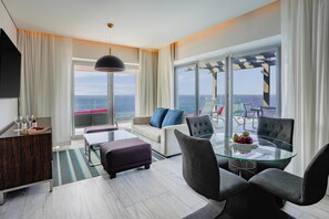 ENCLAVE OCEANVIEW GOVERNOR STE 1KG W/JET TUB | Woonruimte | Een lcd-televisie, een tafeltennistafel, speelgoed en boeken