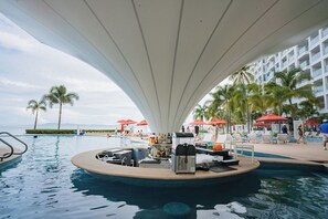 2 개의 야외 수영장, 수영장 파라솔, 일광욕 의자