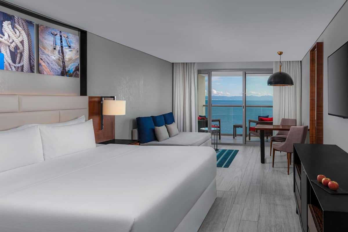 1 bedroom, premium bedding, free minibar, in-room safe