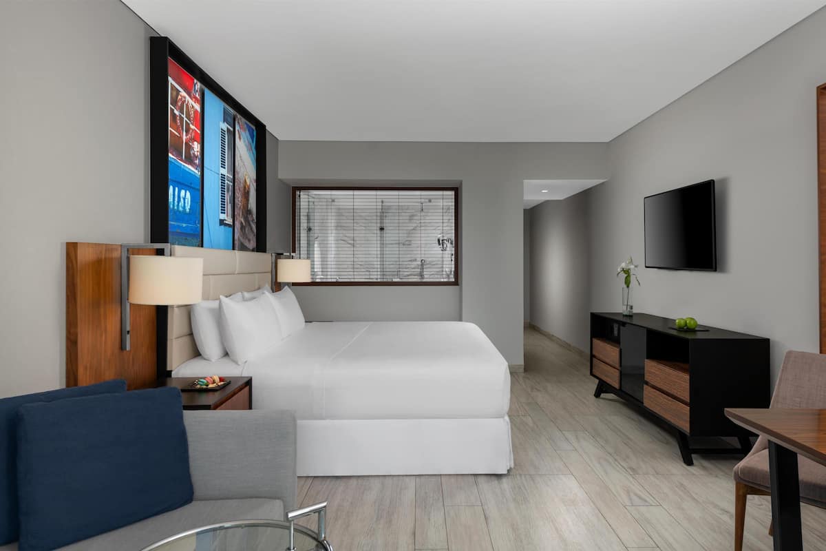 1 bedroom, premium bedding, free minibar, in-room safe