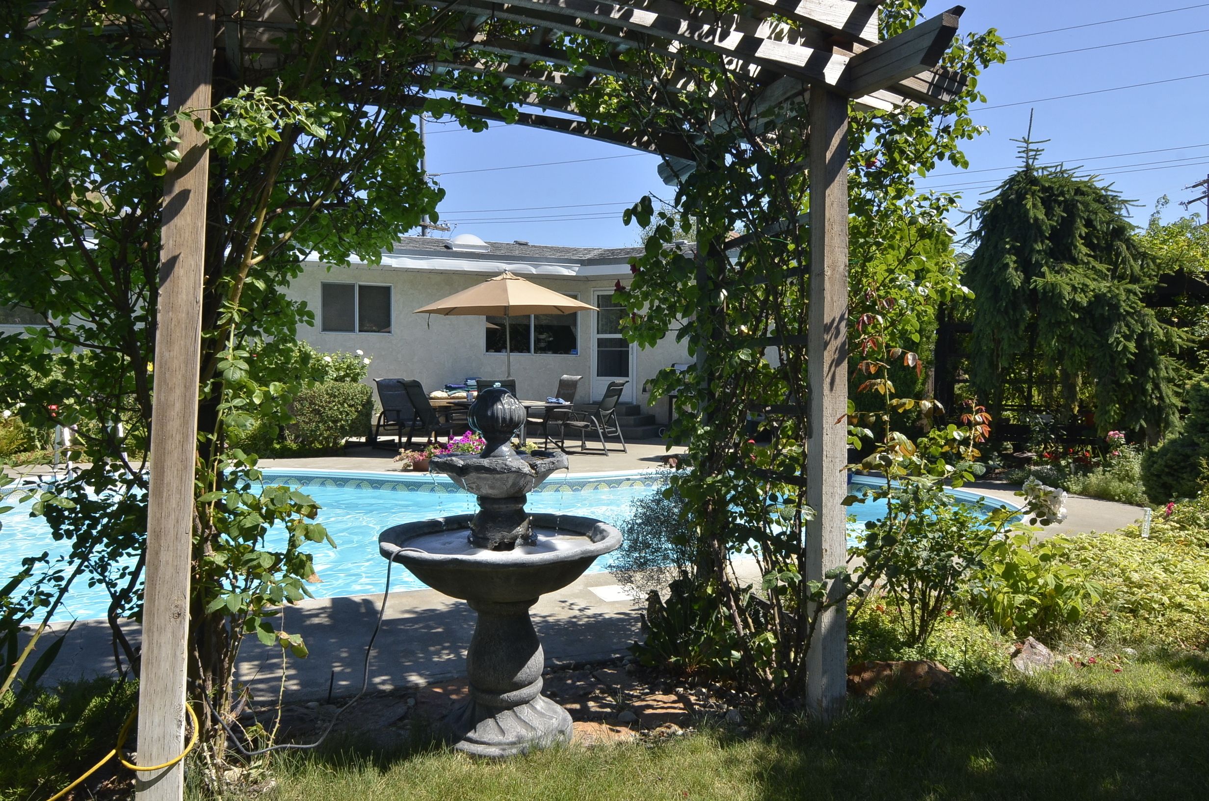 Hồ bơi ngoài trời phục vụ theo mùa 