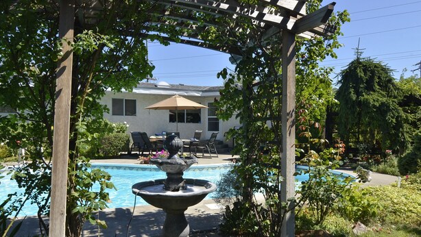 Seasonal outdoor pool - Desert Oasis Bed & Breakfast (Osoyoos)