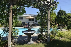 Seasonal outdoor pool - Desert Oasis Bed & Breakfast (Osoyoos)