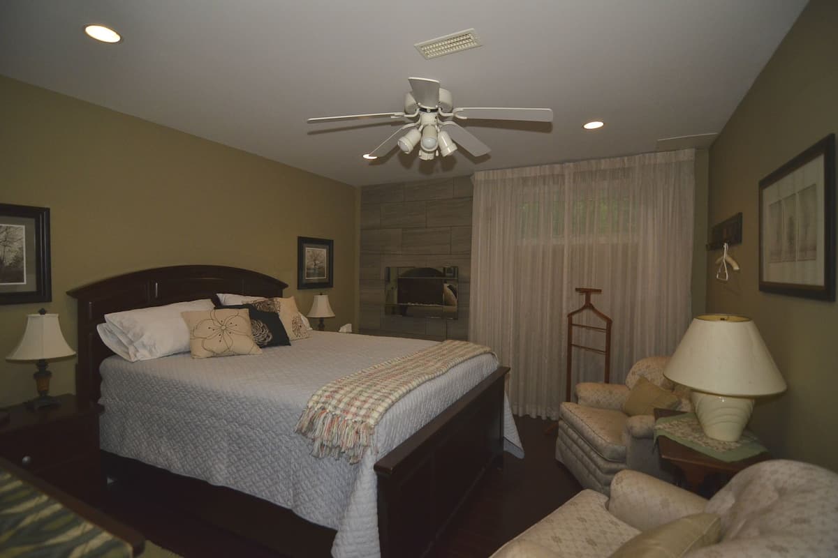 Comfort Room, 1 Queen Bed | Premium bedding, free WiFi