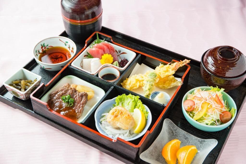 breakfast, lunch, dinner served; international cuisine