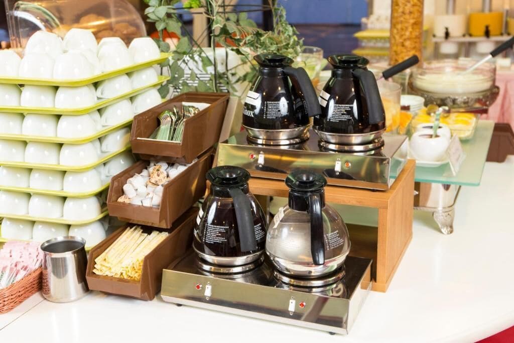 breakfast, lunch, dinner served; international cuisine