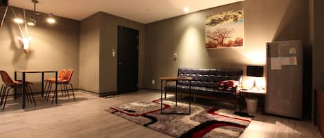VIP Room | Área de sala de estar | Televisión de pantalla plana y computadora