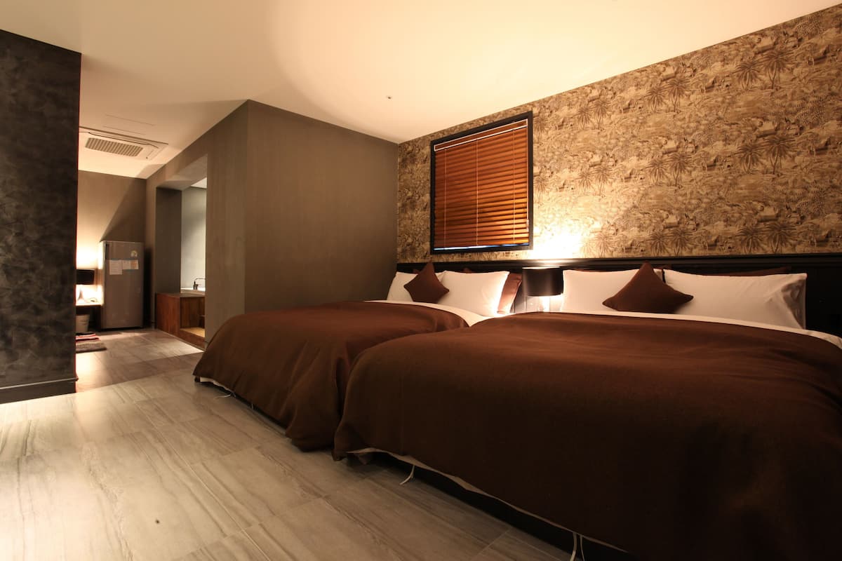 VIP Room | Schreibtisch, schallisolierte Zimmer, kostenloses WLAN
