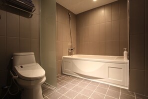 Business Twin Room | Bathroom | Combined shower/tub, jetted tub, bidet, towels - Hotel Banwol (Uijeongbu)