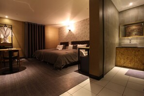 Premium Twin Room | Desk, soundproofing, free WiFi - Hotel Banwol (Uijeongbu)