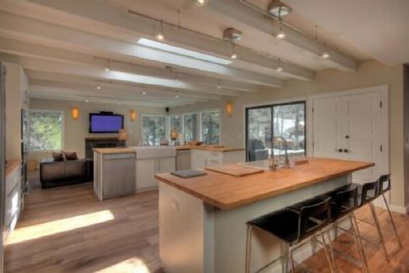 House, 5 Bedrooms | In-room dining