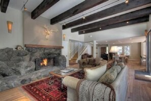 House, 5 Bedrooms | Living room