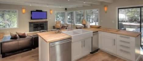 House, 5 Bedrooms | Private kitchen | Full-sized fridge, microwave, stovetop, dishwasher