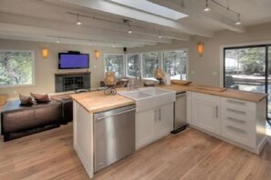House, 5 Bedrooms | Private kitchen