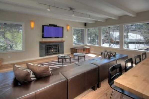 House, 5 Bedrooms | Living room