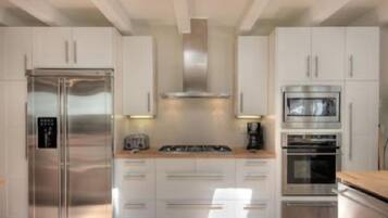 House, 5 Bedrooms | Private kitchen | Full-size fridge, microwave, stovetop, dishwasher