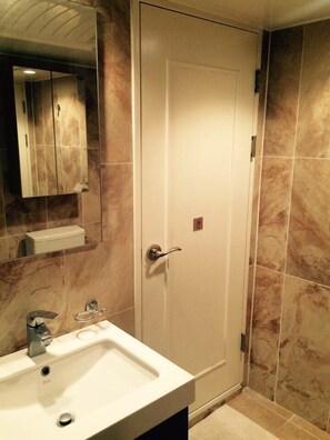 Dreibettzimmer, 1 Schlafzimmer, Nichtraucher | Badezimmer