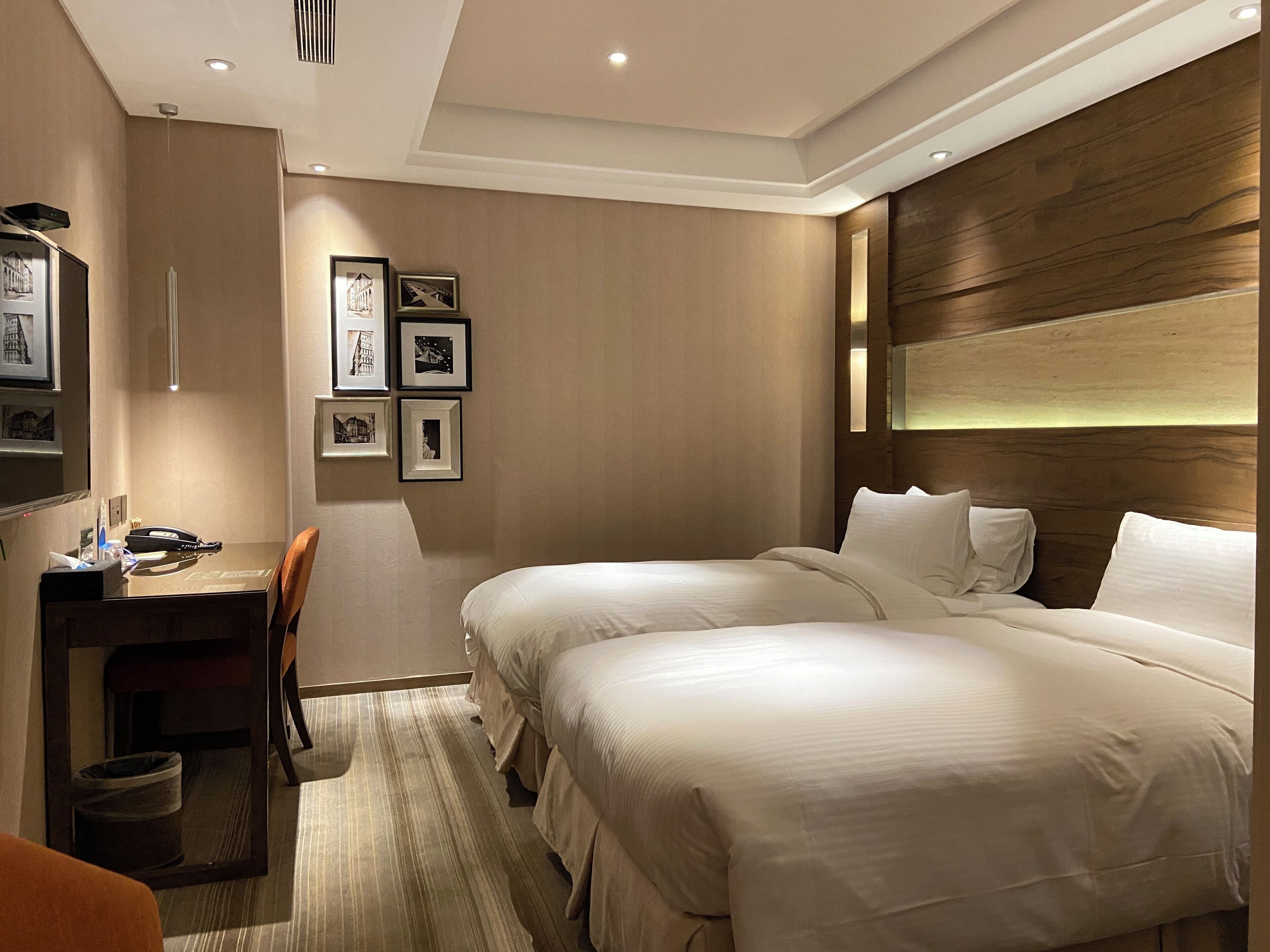 Phòng 2 giường đơn Tiêu chuẩn, 2 giường đơn, không cửa sổ | Khu phòng khách | TV màn hình phẳng 43-inch có truyền hình cáp, TV, Netflix 