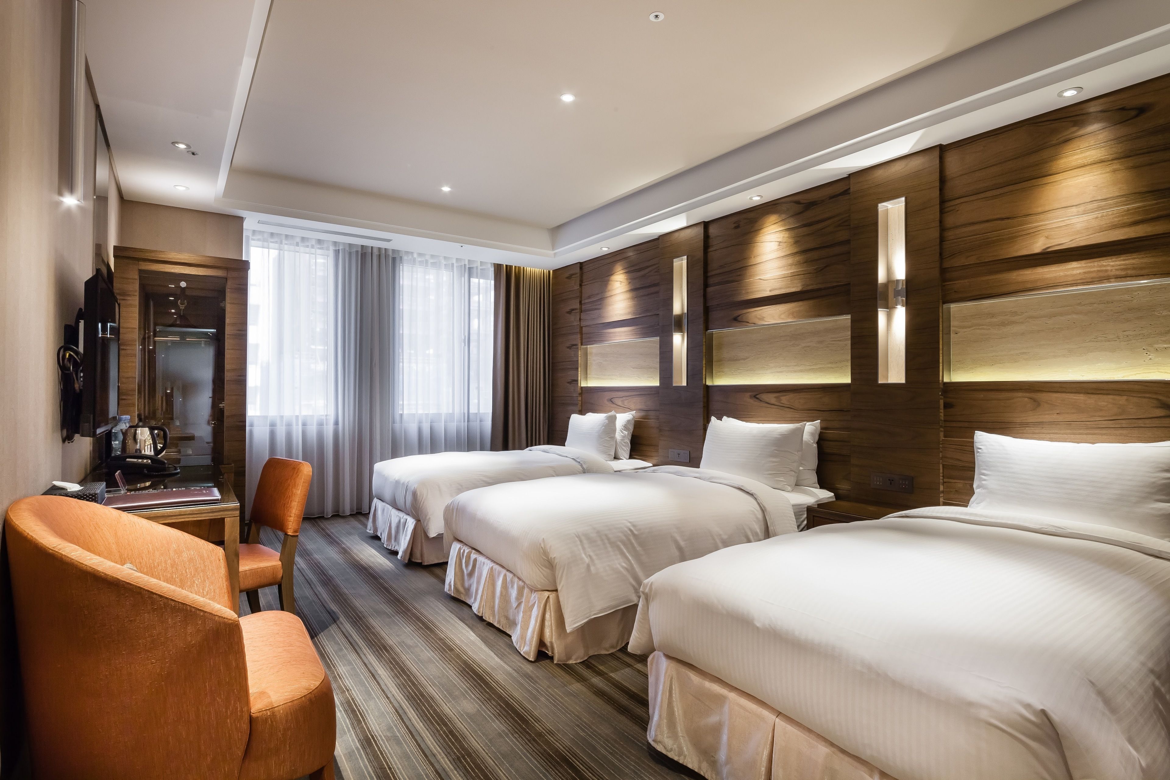 deluxe triple room (with window) | in-room safe, desk, free wifi, bed sheets