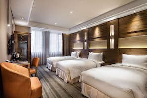 Deluxe Triple Room (with Window) | In-room safe, desk, free WiFi, bed sheets