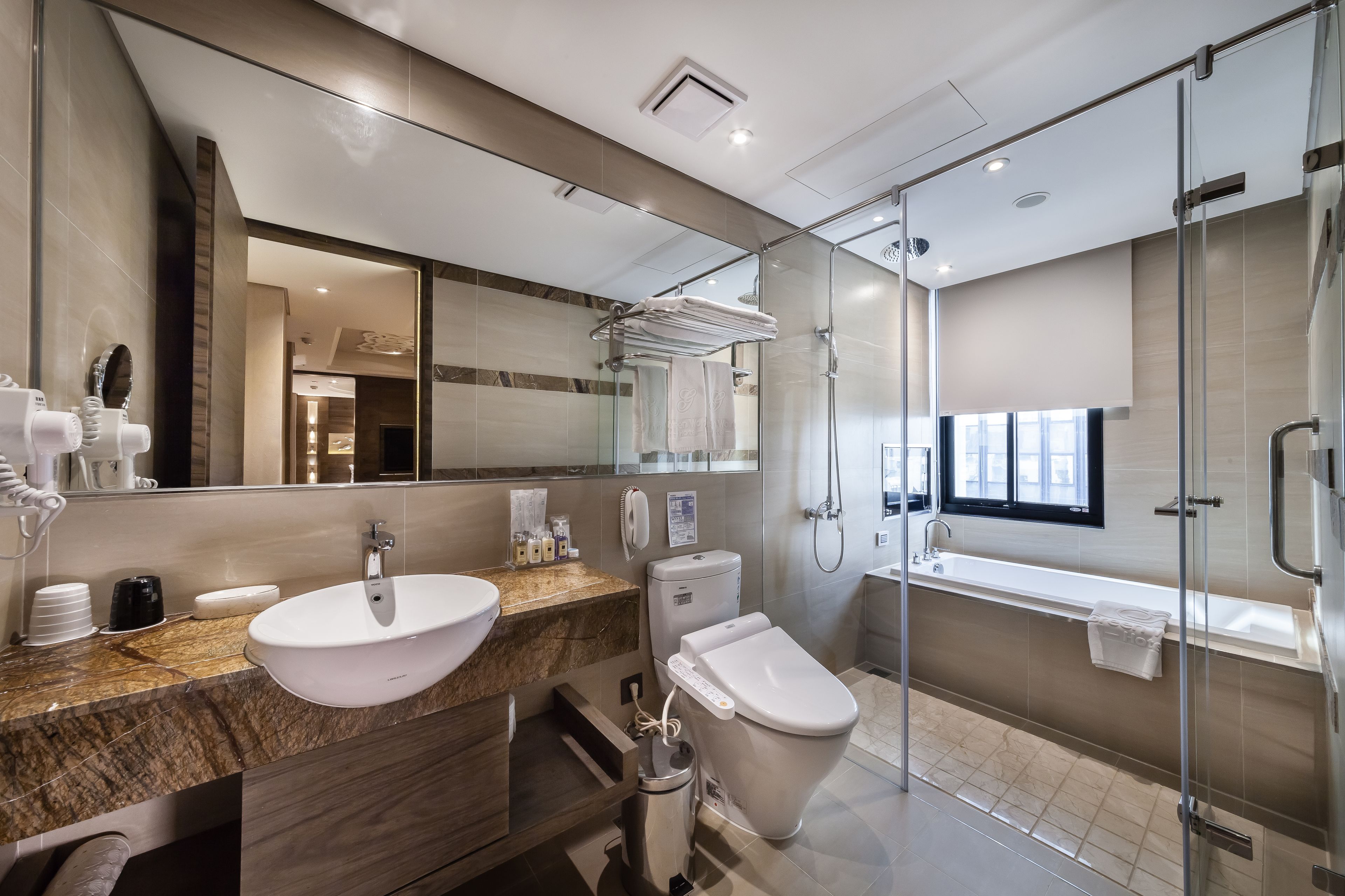 executive suite, 1 king bed | bathroom | combined shower/bathtub, deep-soaking bathtub, rainfall showerhead