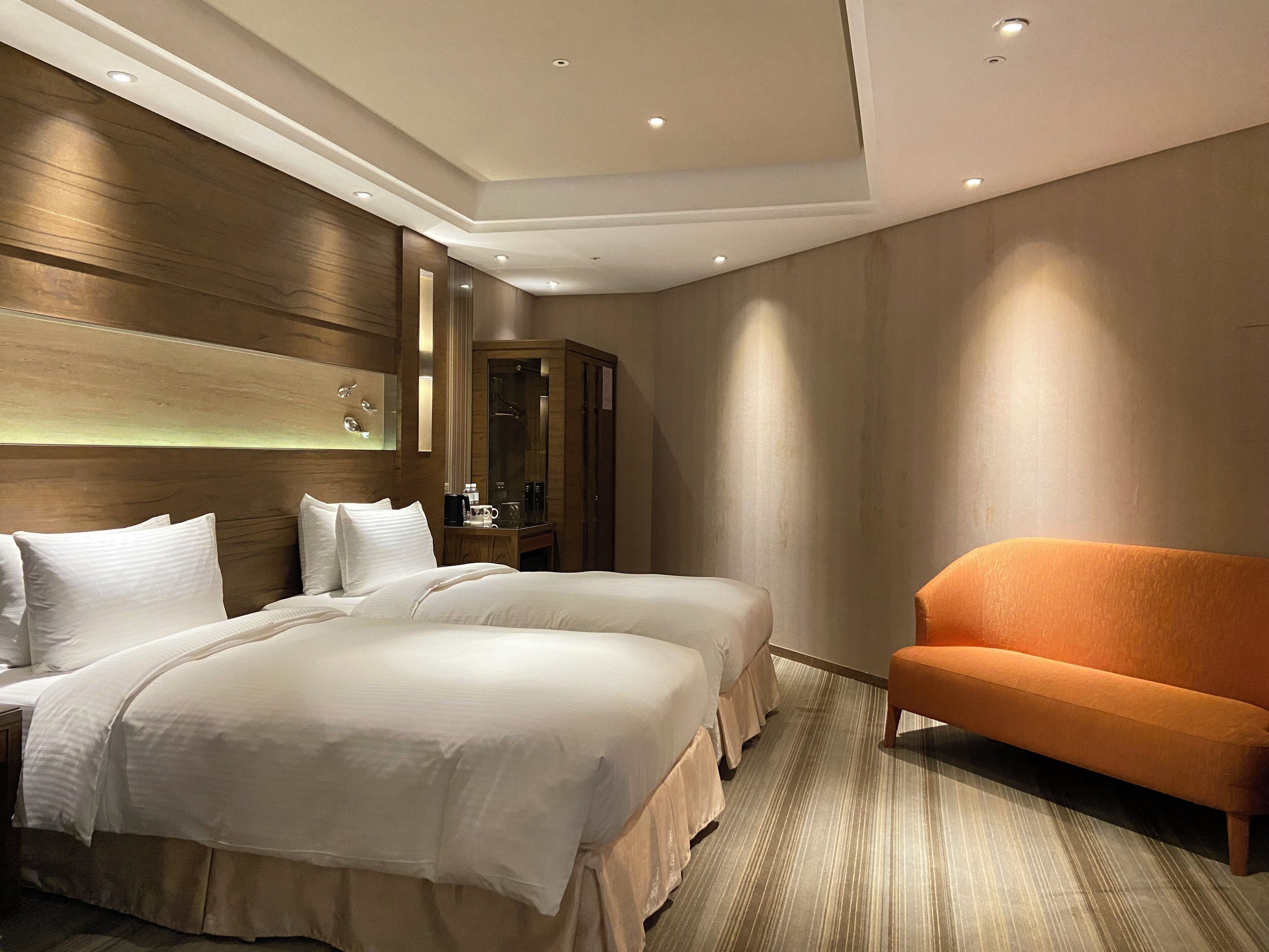 premium twin room, bathtub, city view | living area | flat-screen tv