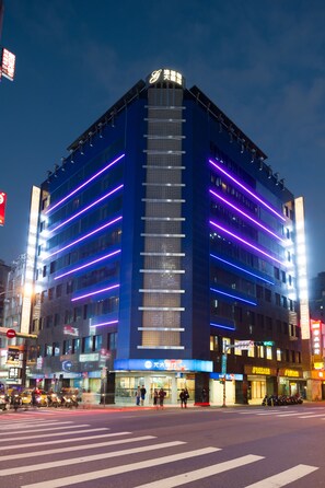 Overnatningsstedets facade – aften/nat