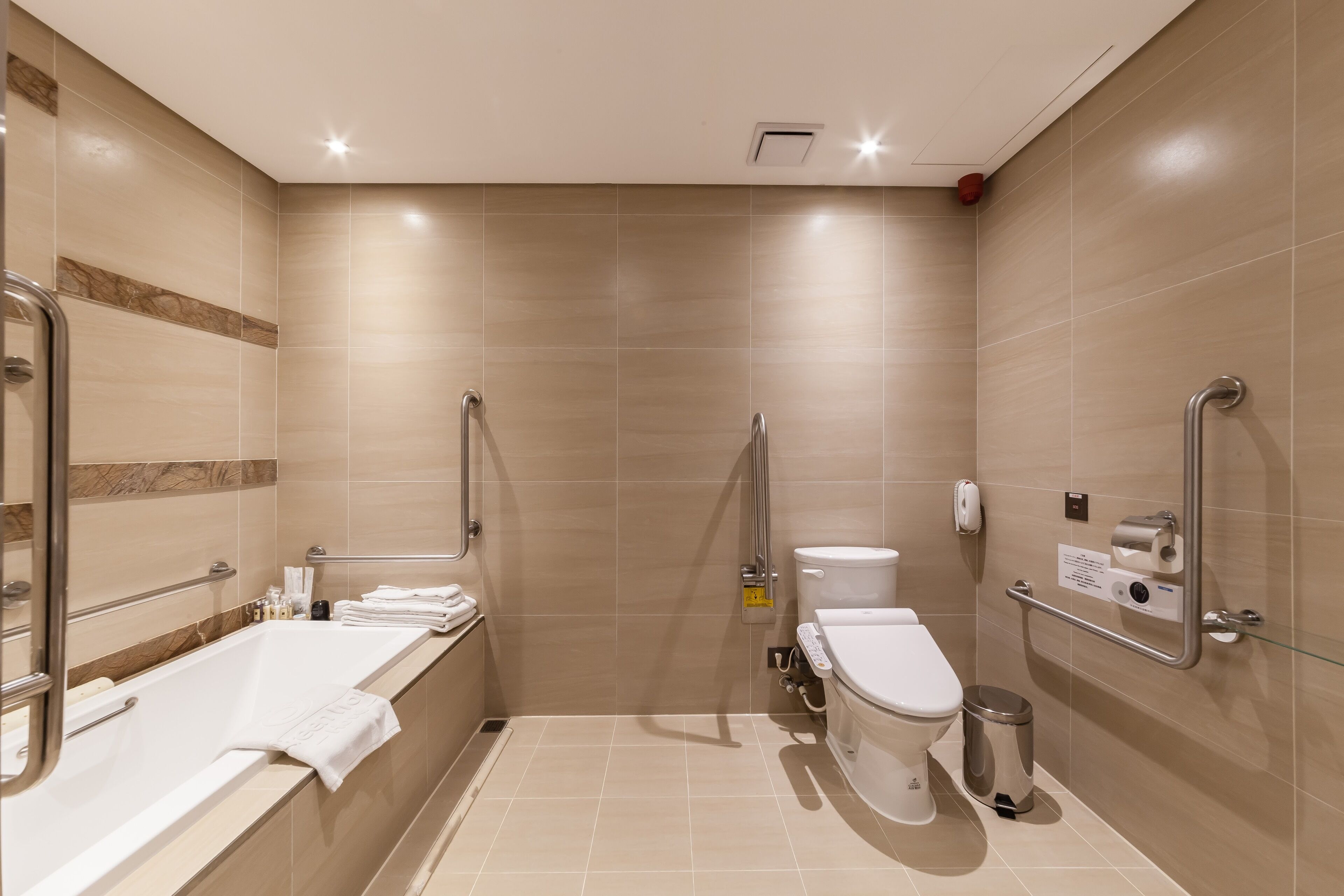 Un baño moderno con bañera, inodoro y ducha.