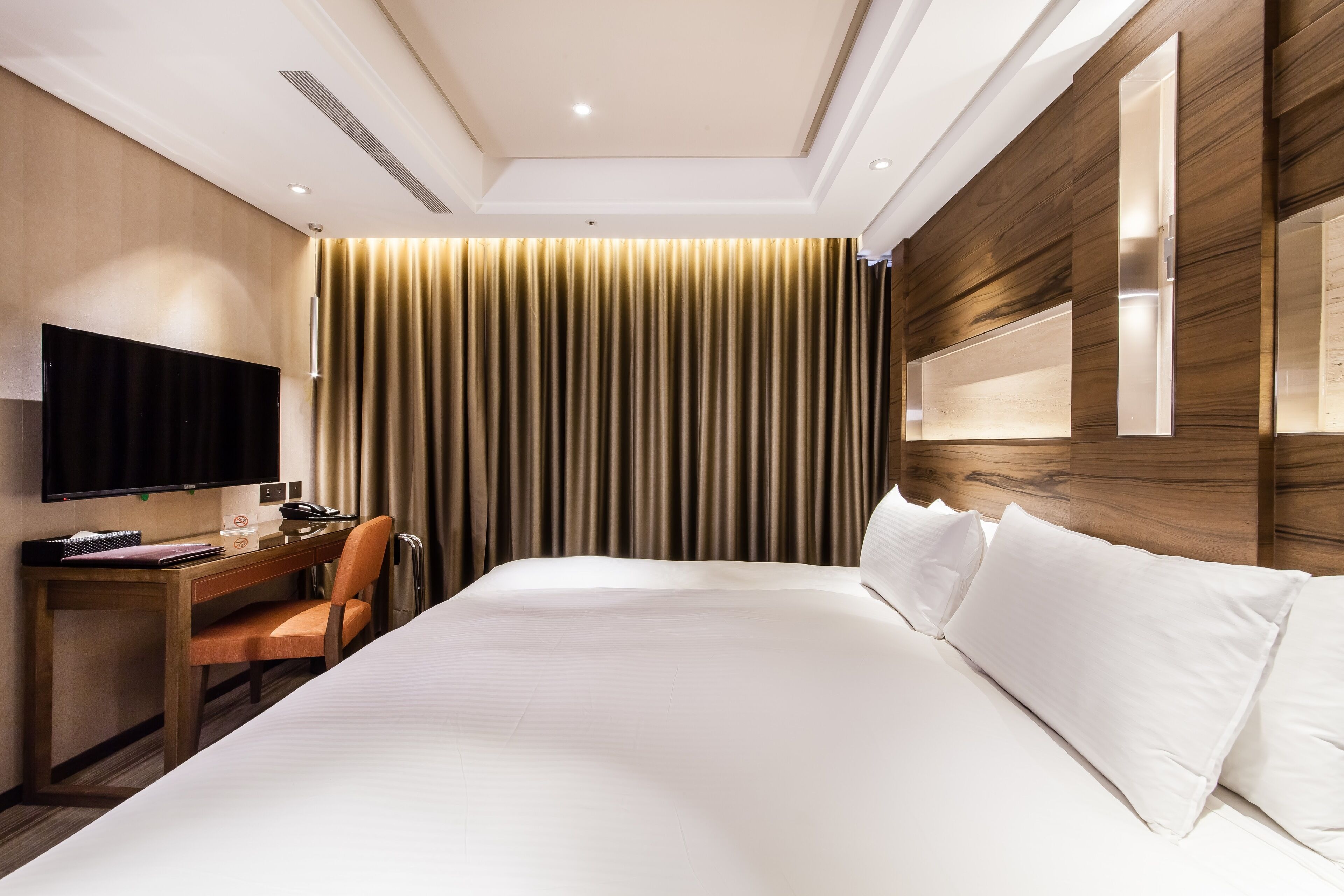 In-room safe, desk, free WiFi, bed sheets