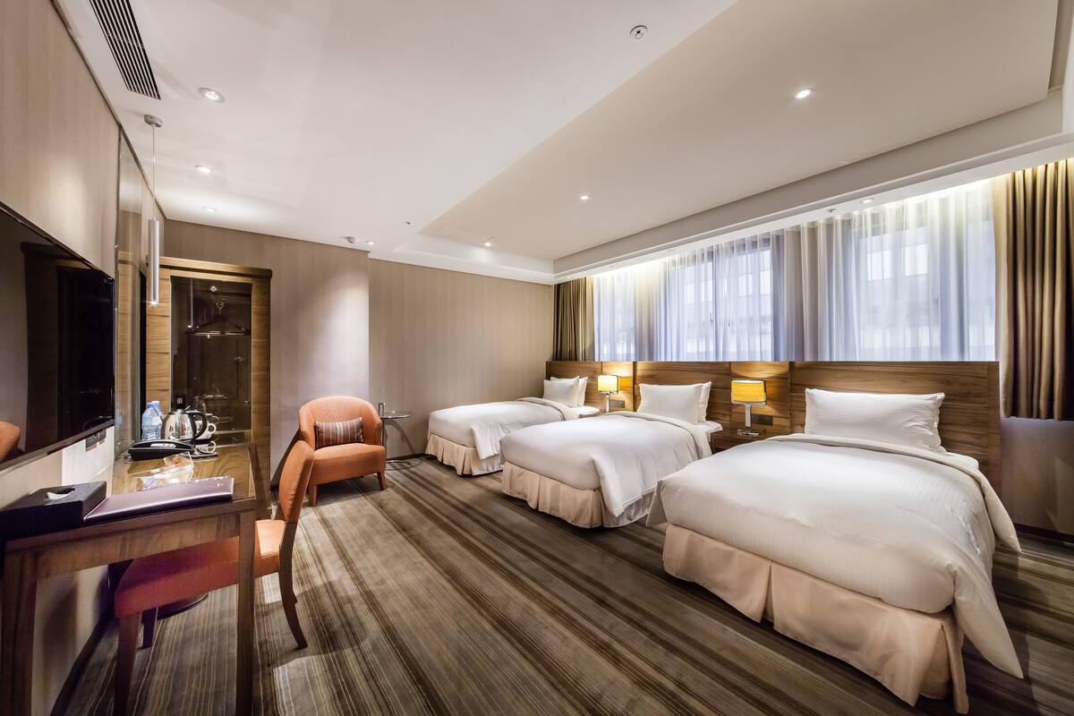 Deluxe Triple Room (with Window) | In-room safe, desk, WiFi (free), bed sheets
