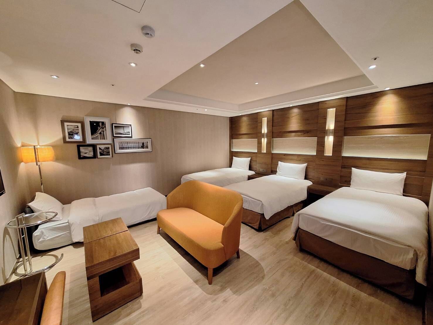 Neljän hengen huone, useita sänkyjä, ei ikkunoita | Tallelokero huoneessa, työpöytä, ilmainen Wi-Fi, vuodevaatteet