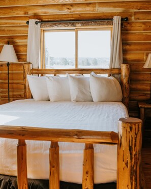 Hytte, 2 queensize-senger | Allergitestet sengetøy, skrivebord, strykejern/-brett og sengetøy