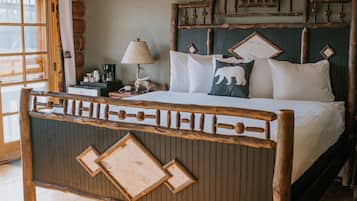 Room, Multiple Beds (Lodge, 1 King & 1 Twin)
