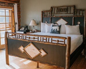 Chambre, Plusieurs lits (Lodge, 1 King & 1 Twin) | Literie hypoallergénique, bureau, fer et planche à repasser
