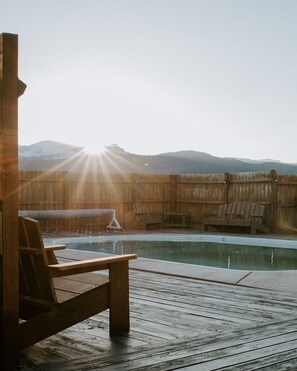 Piscine extérieure en saison, chaises longues