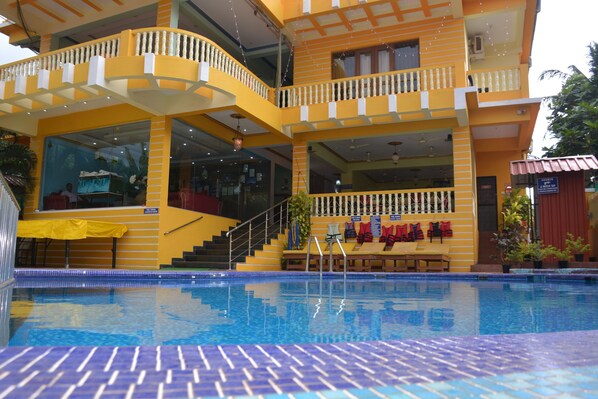 حمّام سباحة خارجي