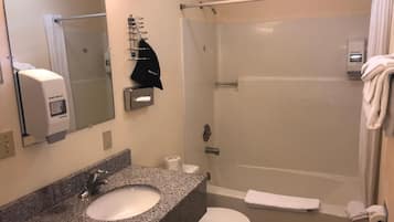 Combined shower/bathtub, towels